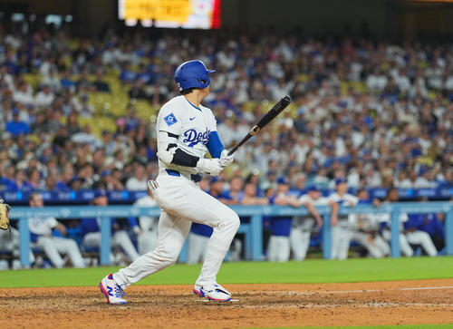 ドジャース対ジャイアンツ　8回裏ドジャース1死、中二塁打を放つ大谷（撮影・菅敏）