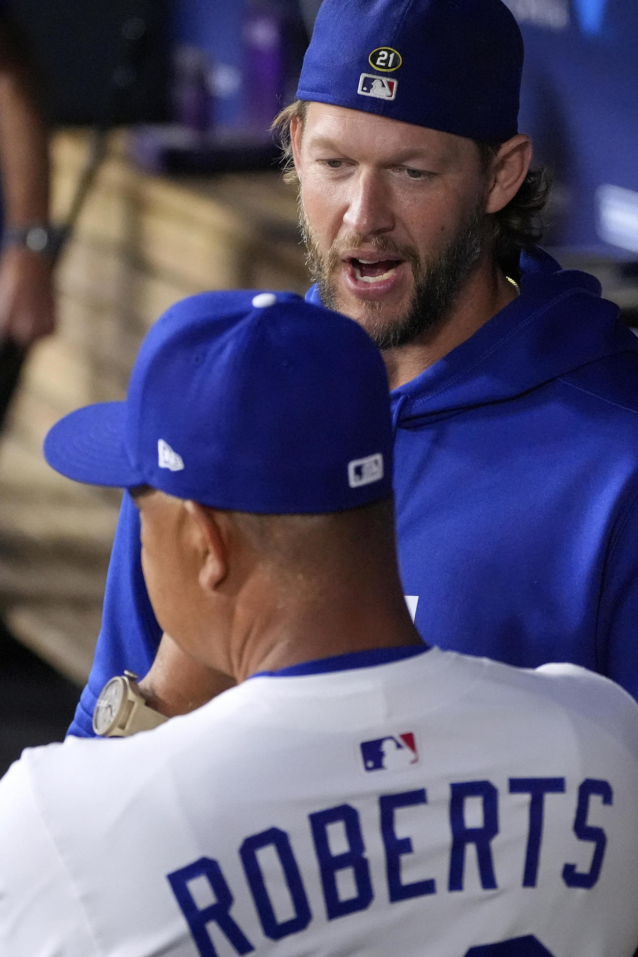 ドジャース対フィリーズ　試合前、ロバーツ監督（手前）と話すドジャース・カーショー（AP）
