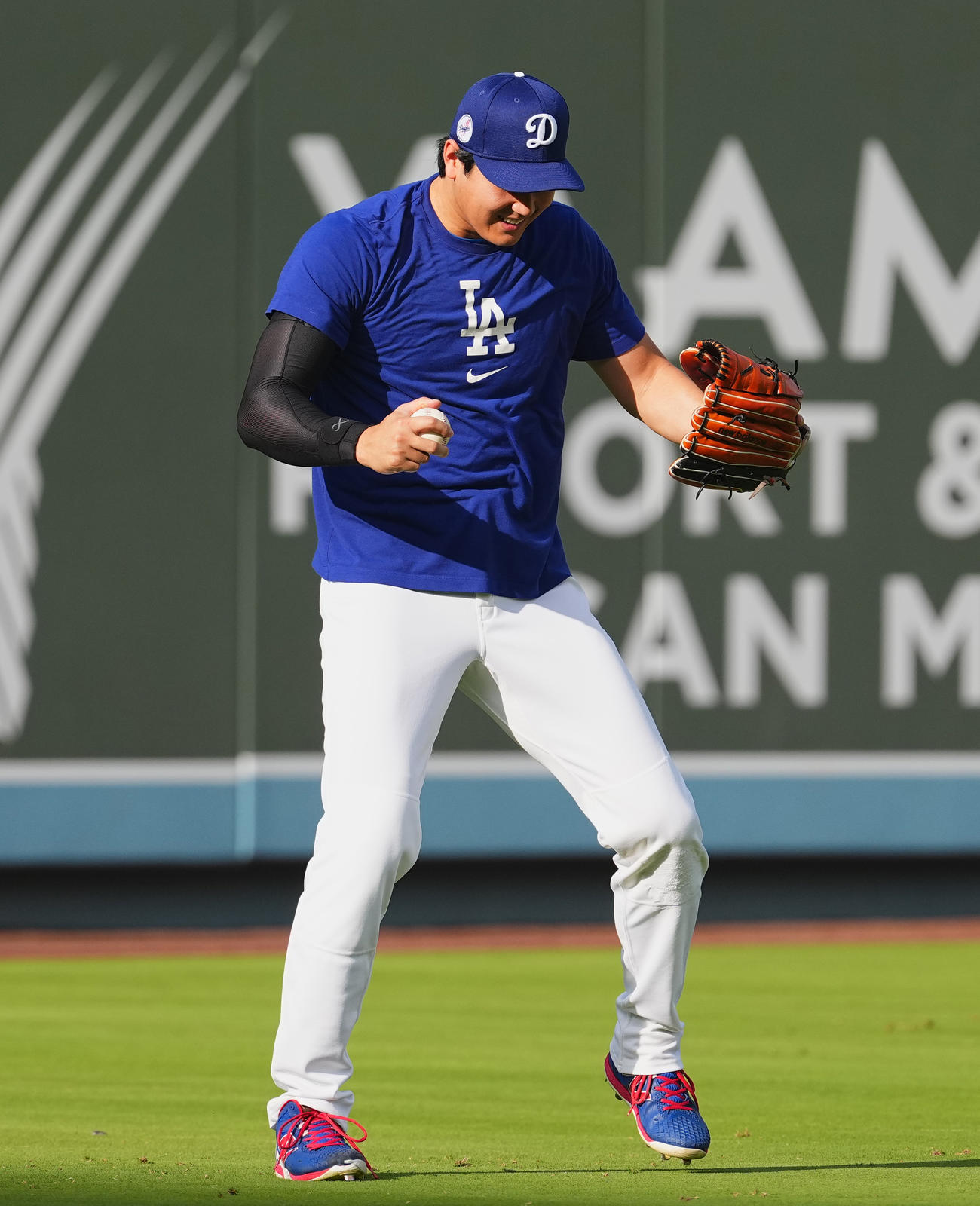 ドジャース対ジャイアンツ　試合前の練習中にベシアのモノマネをするドジャース大谷（撮影・菅敏）