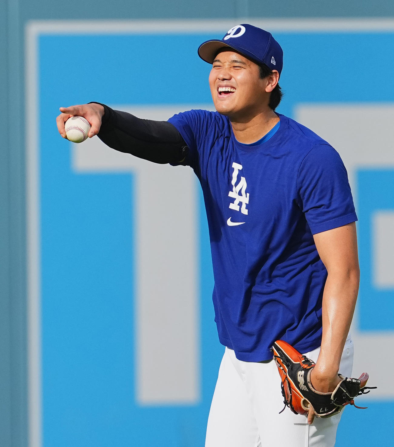 ドジャース対ジャイアンツ　試合前、笑顔で練習をするドジャース大谷（撮影・菅敏）