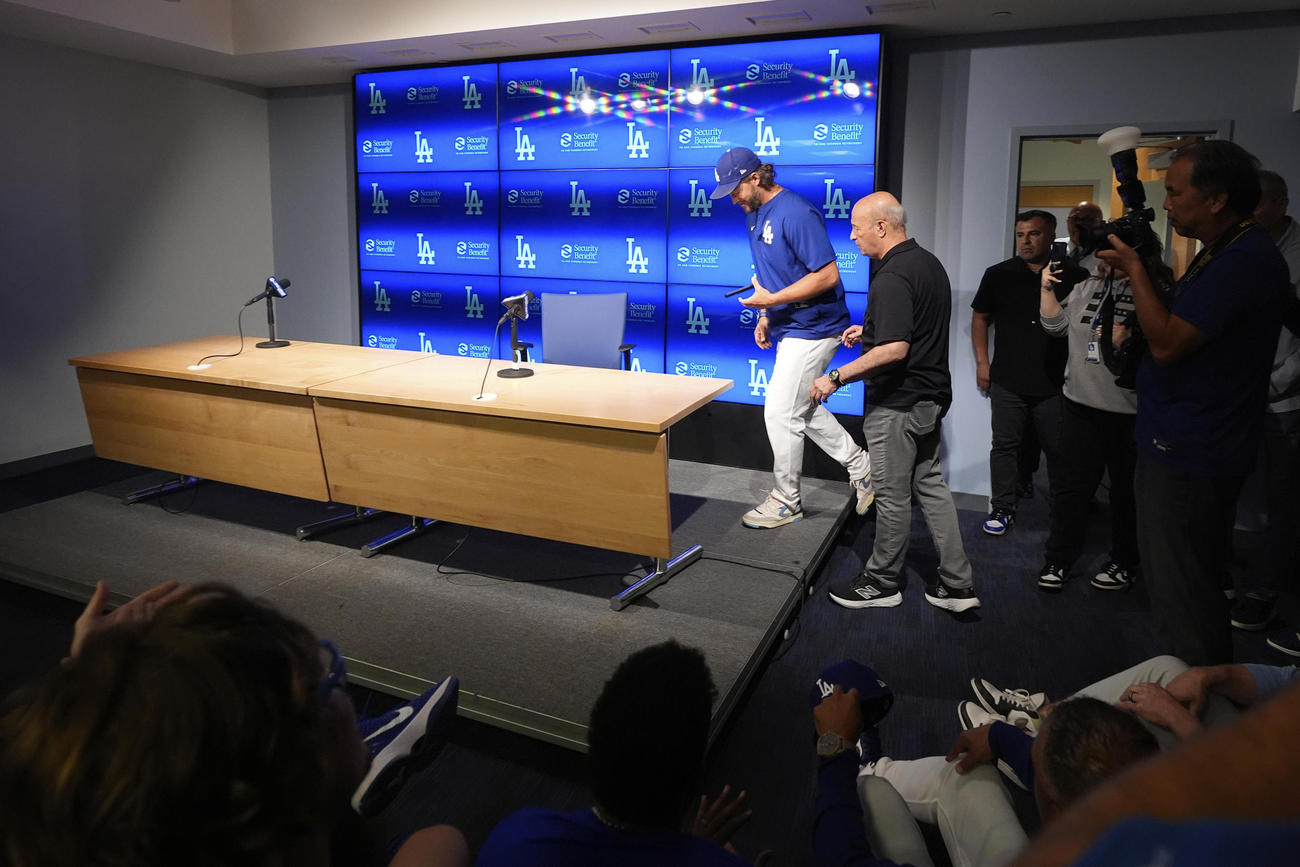 今季限りでの引退を発表し、会見を行ったドジャースのカーショー（AP）