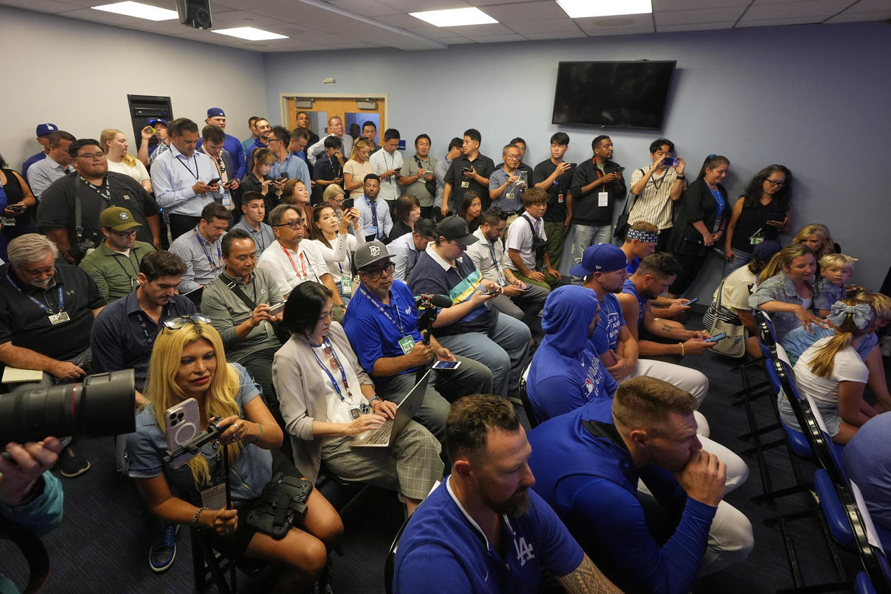 カーショーの会見を見守るフリーマン（右下）や取材陣（AP）