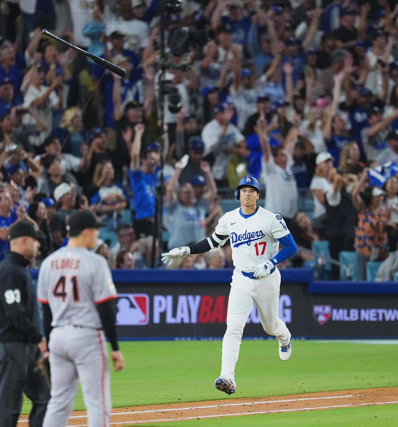 ドジャース対ジャイアンツ　5回裏ドジャース2死一、二塁、左越えに52号3点本塁打を放ち、バットを投げる大谷（撮影・菅敏）
