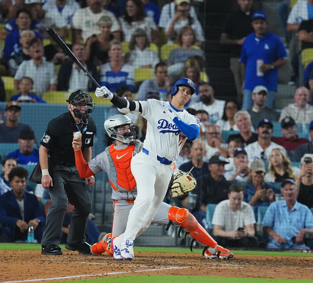 ドジャース対ジャイアンツ　7回裏ドジャース1死、空振りの三振に倒れる大谷（撮影・菅敏）