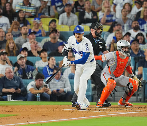 ドジャース対ジャイアンツ　1回裏ドジャース無死、中飛に倒れる大谷（撮影・菅敏）