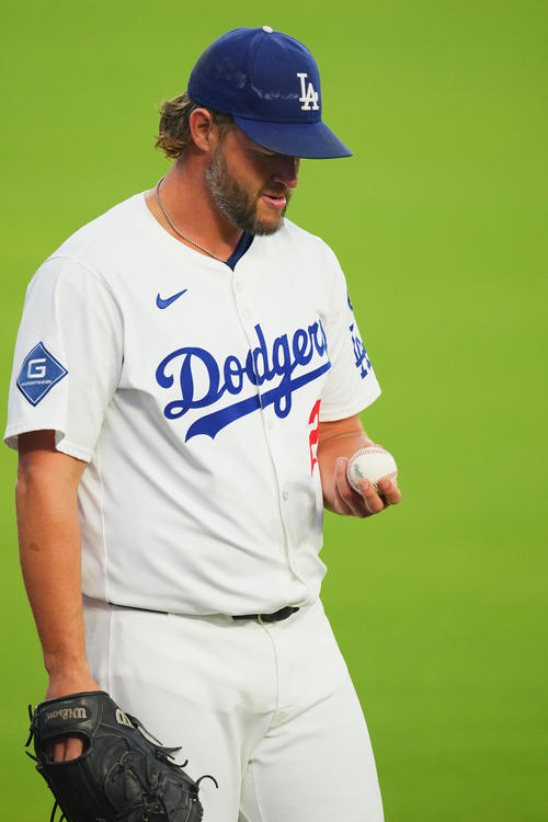 ドジャース対ジャイアンツ　試合前、アップをするドジャース・カーショーは、ボールを見つめる（撮影・菅敏）