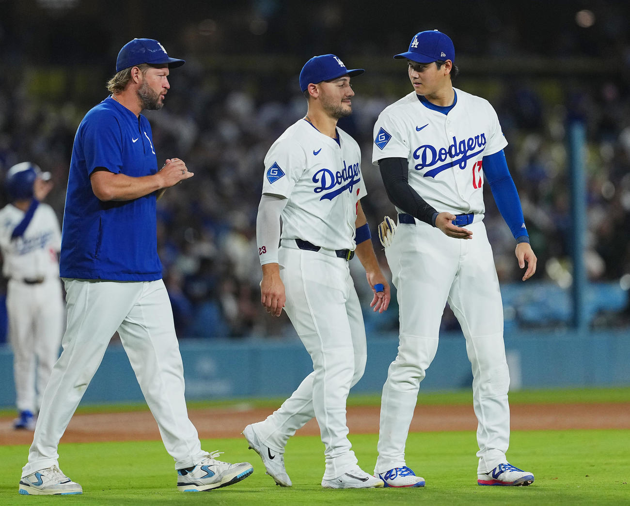 ドジャース対ジャイアンツ　ジャイアンツに勝利し、ナインを迎える大谷は、カーショー（左）に先頭をゆずる（撮影・菅敏）
