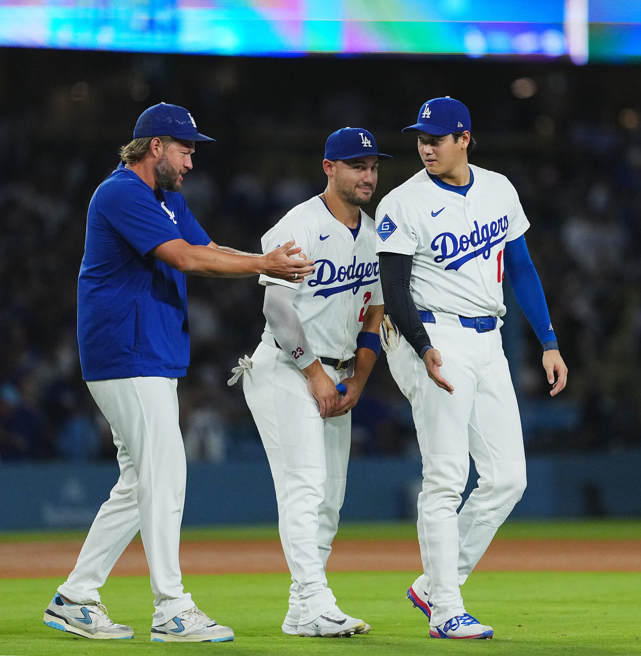 ドジャース対ジャイアンツ　ジャイアンツに勝利し、ナインを迎える大谷は、カーショー（左）に先頭をゆずる（撮影・菅敏）