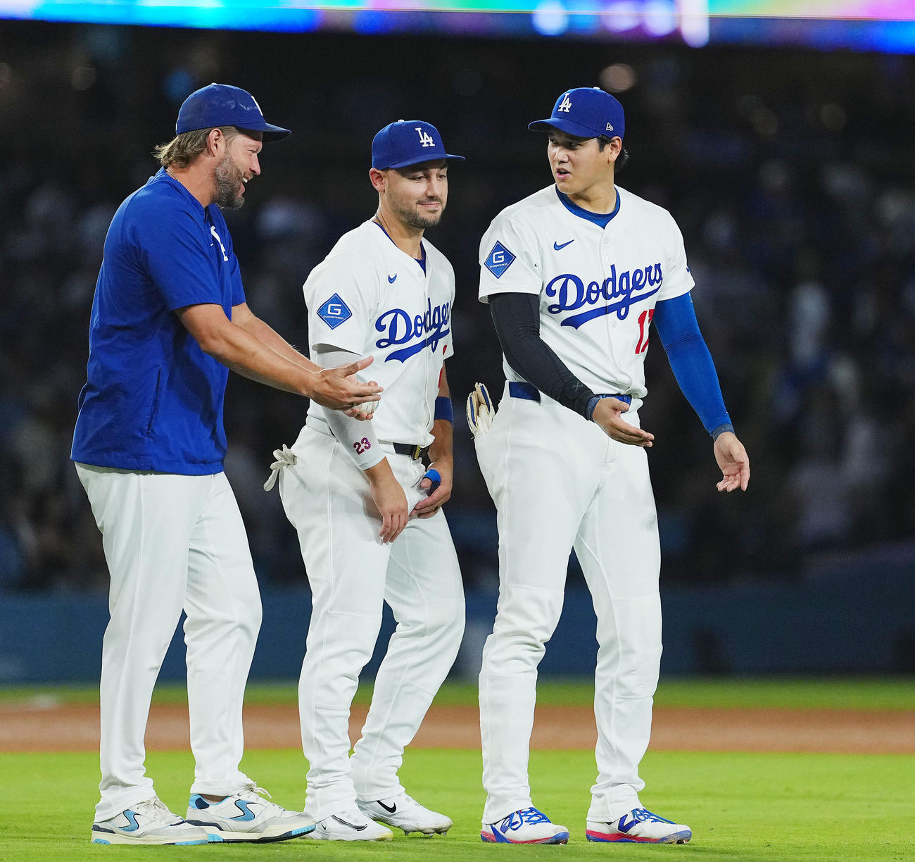ドジャース対ジャイアンツ　ジャイアンツに勝利し、ナインを迎える大谷は、カーショー（左）に先頭をゆずる（撮影・菅敏）