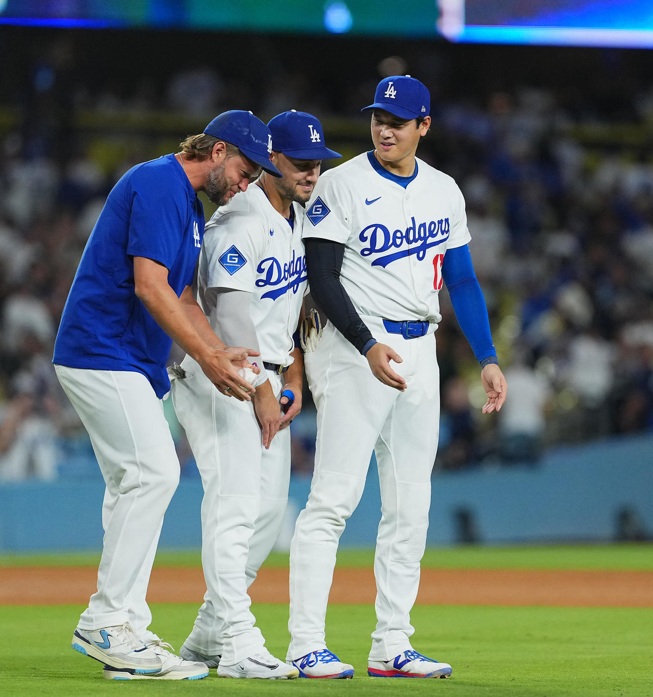 ドジャース対ジャイアンツ　ジャイアンツに勝利し、ナインを迎える大谷は、カーショー（左）に先頭をゆずる（撮影・菅敏）