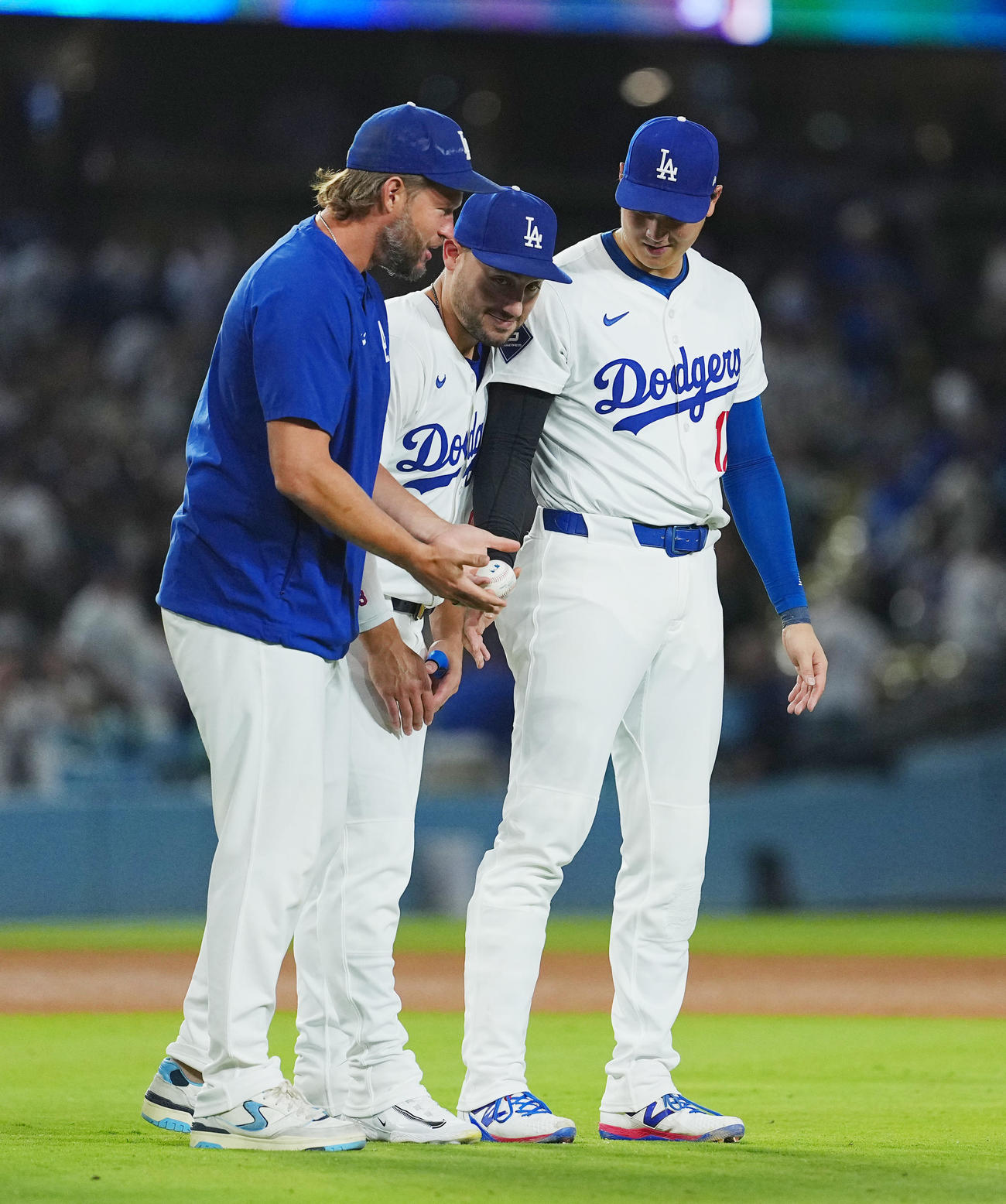 ドジャース対ジャイアンツ　ジャイアンツに勝利し、ナインを迎える大谷は、カーショー（左）に先頭をゆずる（撮影・菅敏）