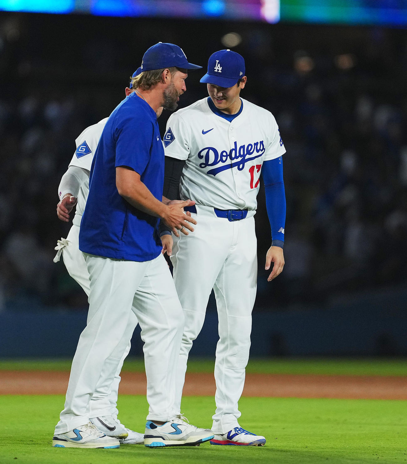 ドジャース対ジャイアンツ　ジャイアンツに勝利し、ナインを迎える大谷は、カーショー（左）に先頭をゆずる（撮影・菅敏）