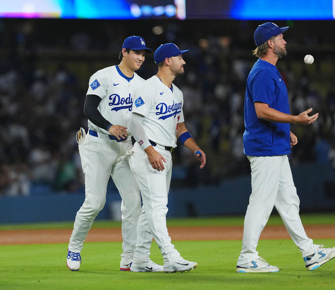 ドジャース対ジャイアンツ　ジャイアンツに勝利し、ナインを迎える大谷は、カーショー（右）に先頭をゆずる（撮影・菅敏）