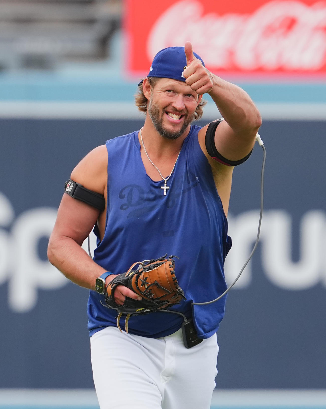 ドジャース対ジャイアンツ　試合前、息子とキャッチボールをするドジャース・カーショーは、サムズアップポーズを見せる