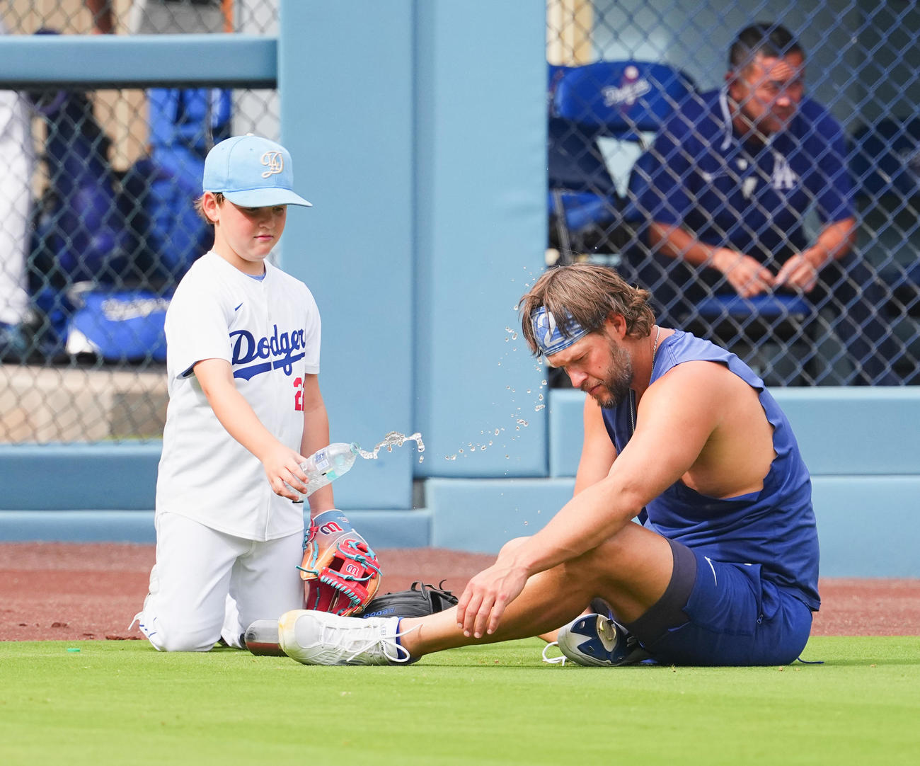 ドジャース対ジャイアンツ　試合前の練習中に息子とじゃれるドジャース・カーショー（撮影・菅敏）
