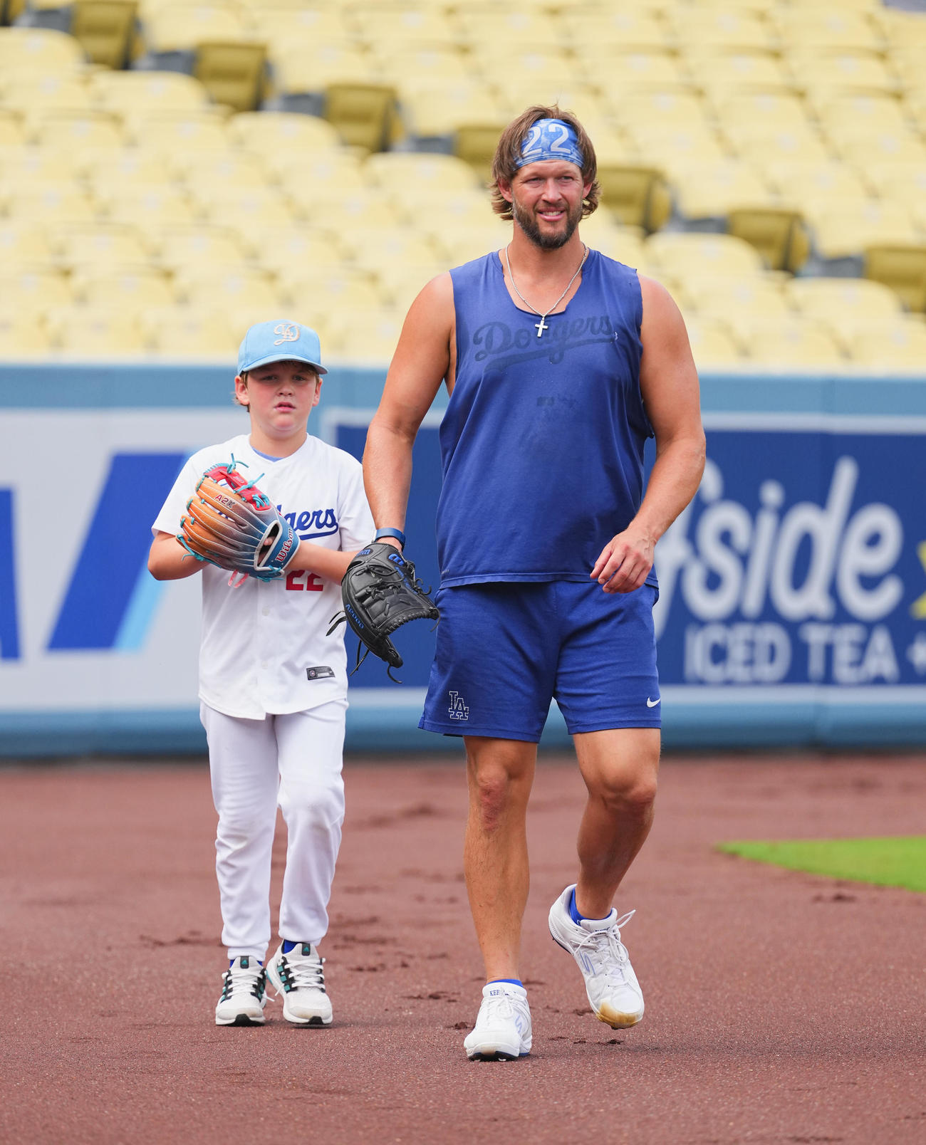 ドジャース対ジャイアンツ　試合前の練習を終え、息子と引き揚げるドジャース・カーショー（撮影・菅敏）