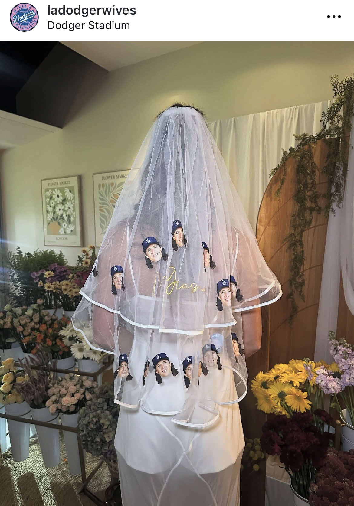 本拠地ドジャースタジアムのVIPルームで行われたブライダル＆ベビーシャワーイベントに参加したグラスノーの妻メーガンさんの後ろ姿（ドジャース奥様会のインスタグラムから）