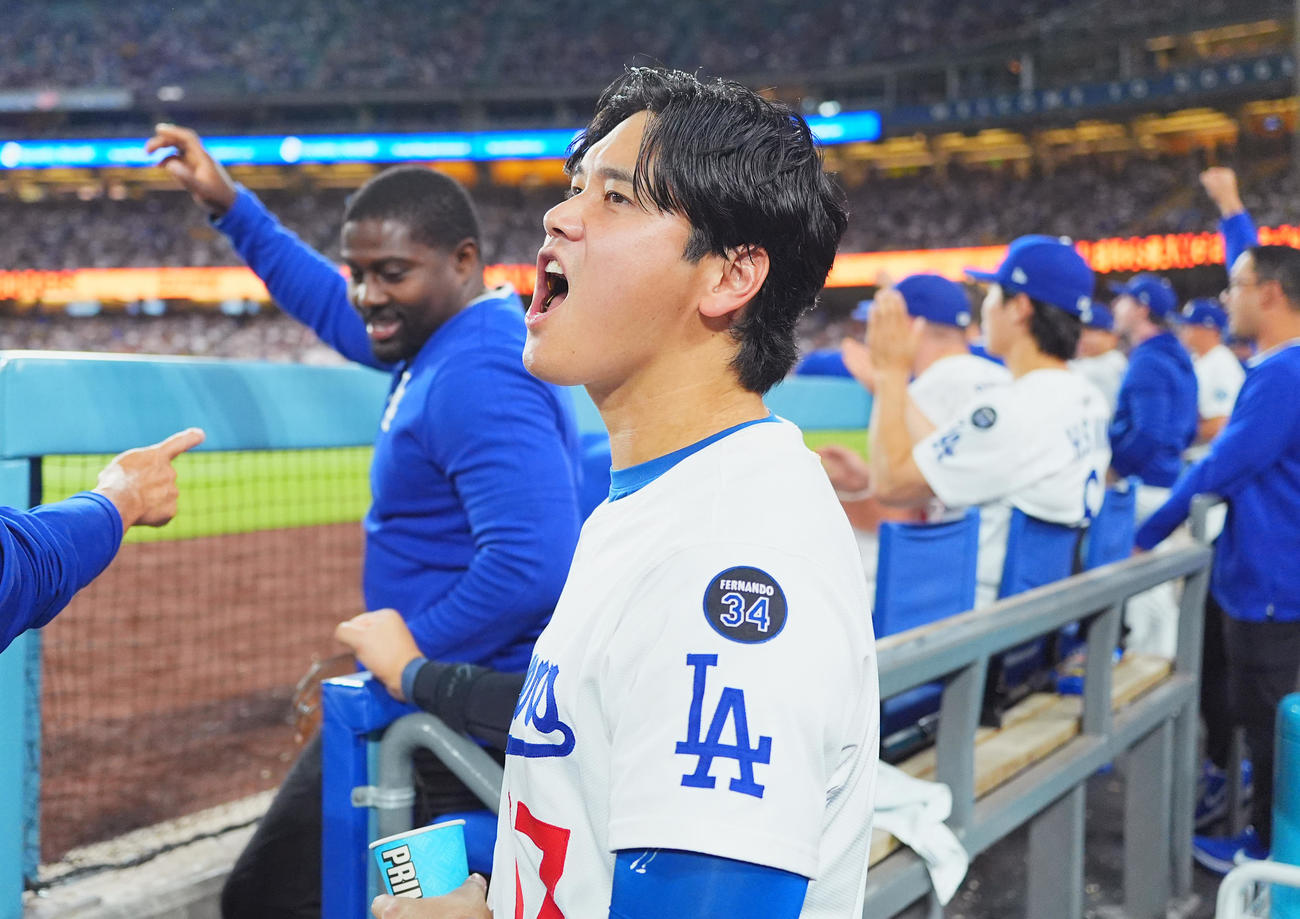 ドジャース対ジャイアンツ　味方のプレーにベンチから声を上げるドジャース大谷（撮影・菅敏）
