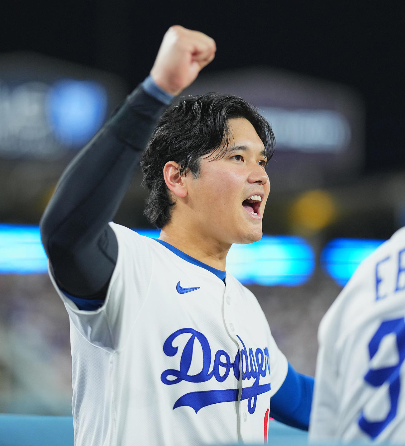 ドジャース対ジャイアンツ　7回裏ドジャース2死満塁、トライネンがチャプマンを三振に仕留め、ベンチでガッツポーズを見せる大谷（撮影・菅敏）