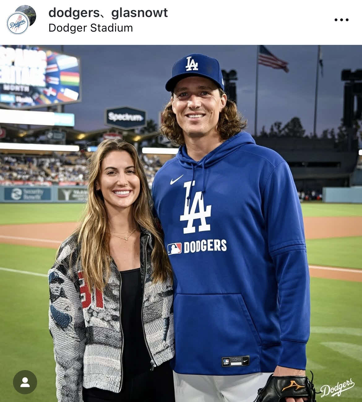 自身のボブル・ヘッドデーに登場した（左から）グラスノーの婚約者メーガンさんとグラスノー（ドジャース公式インスタグラムから）