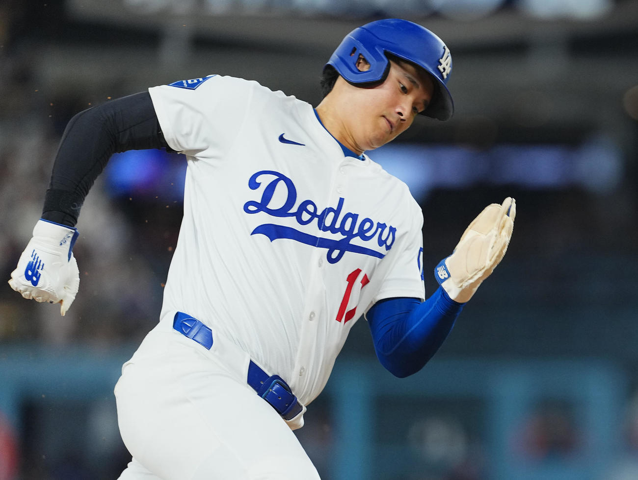 ドジャース対ジャイアンツ　6回裏ドジャース1死一、二塁、フレディ・フリーマンの適時打で二塁から疾走し、本塁に向かう大谷（撮影・菅敏）