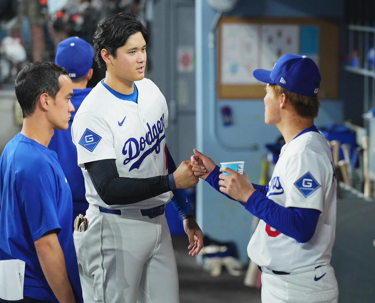 ドジャース対ジャイアンツ　6回途中、1安打無失点で降板した山本（右）とタッチをするドジャース大谷（撮影・菅敏）
