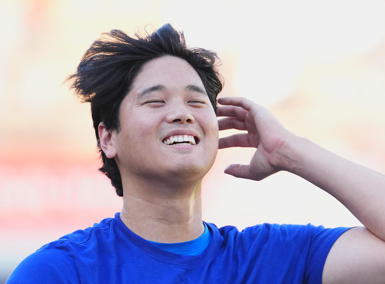 ドジャース対ジャイアンツ　試合前の練習を終え、笑顔で引き揚げるドジャース大谷（撮影・菅敏）