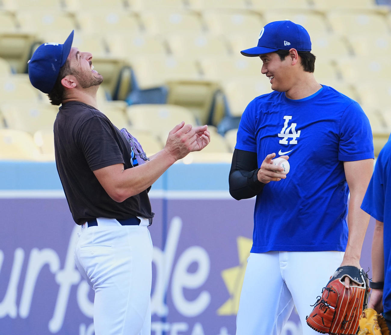 ドジャース対ジャイアンツ　試合前、アベシア（左）と談笑するドジャース大谷（撮影・菅敏）