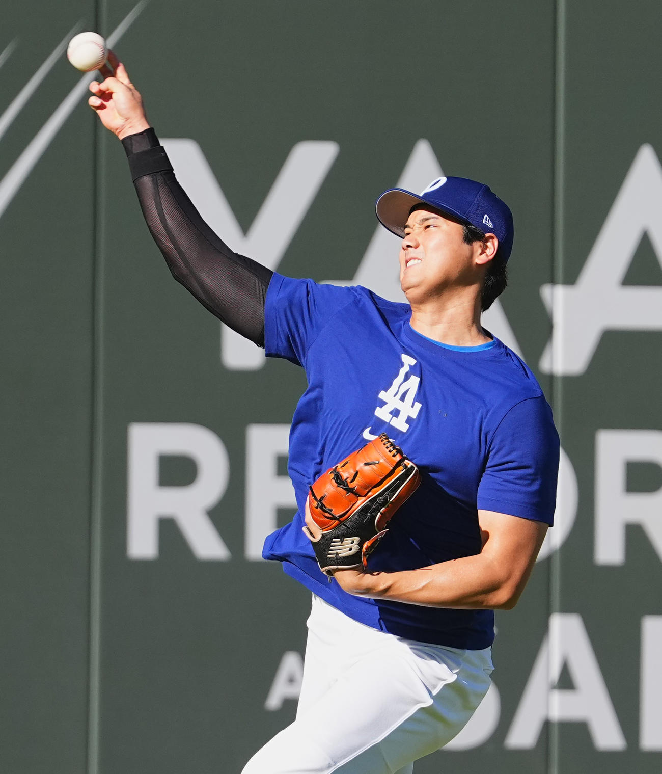 ドジャース対ジャイアンツ　試合前、キャッチボールで調整するドジャース大谷（撮影・菅敏）