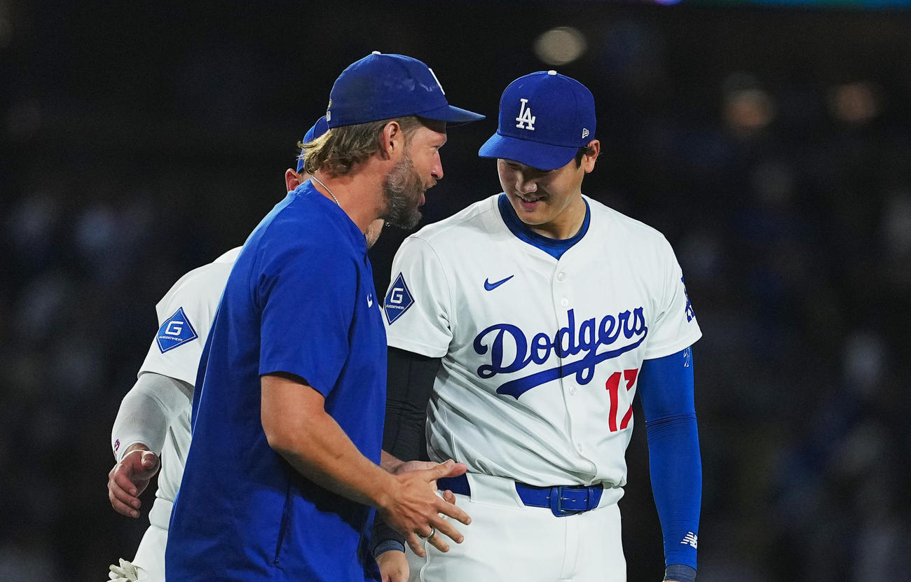 25年9月18日　ジャイアンツに勝利し、ナインを迎える大谷は、カーショーに先頭を譲る（撮影・菅敏）