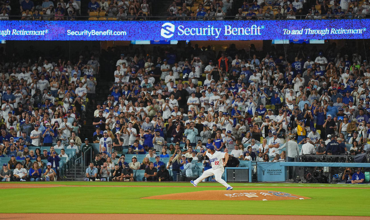 ドジャース対ジャイアンツ　1回、ファンの大歓声を受けながら投球するドジャース・カーショー（撮影・菅敏）