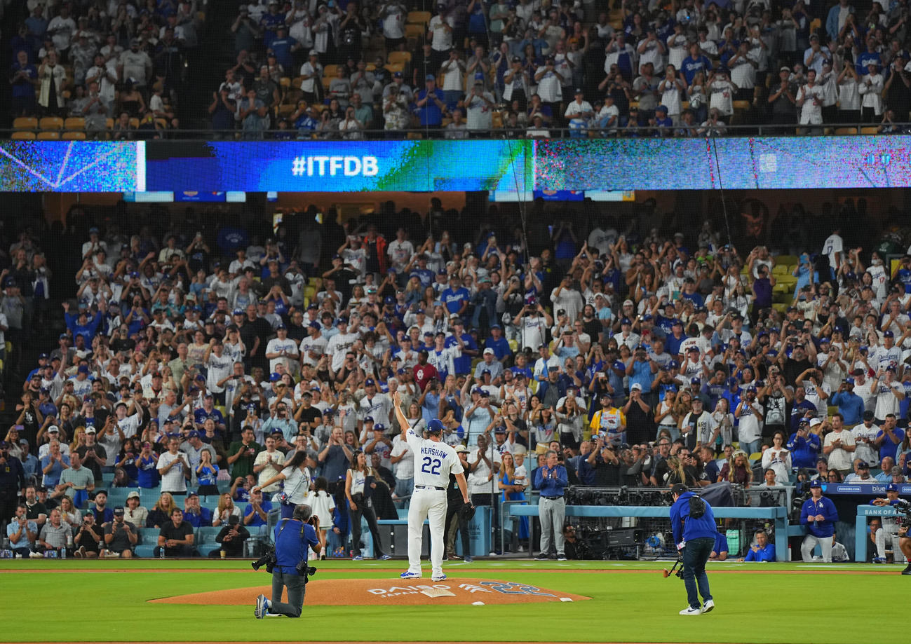 ドジャース対ジャイアンツ　1回、マウンドに上がり、ファンの大歓声に応えるドジャース・カーショー