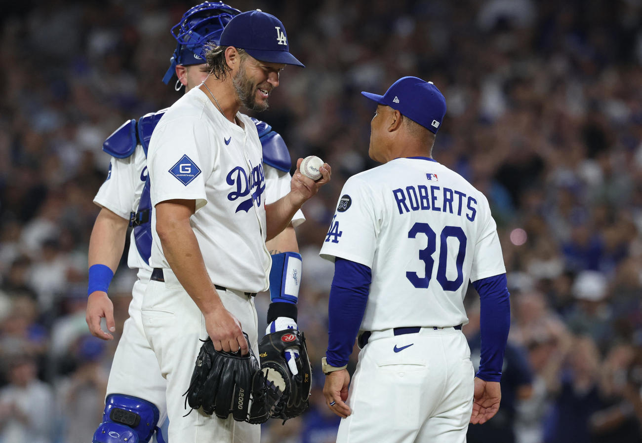 ドジャース対ジャイアンツ　交代を告げられたドジャース・カーショーはマウンド上でロバーツ監督と言葉を交わす（Kiyoshi Mio-Imagn Images＝ロイター）