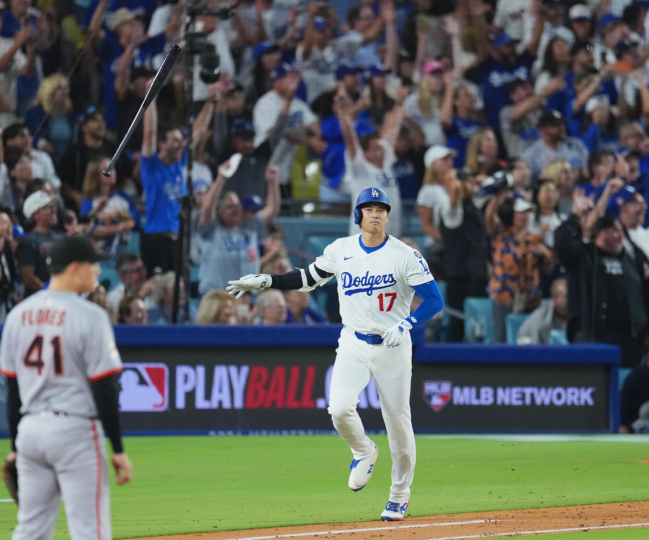 ドジャース対ジャイアンツ　5回裏ドジャース2死一、二塁、左越えに52号3点本塁打を放ち、バットを投げる大谷（撮影・菅敏）