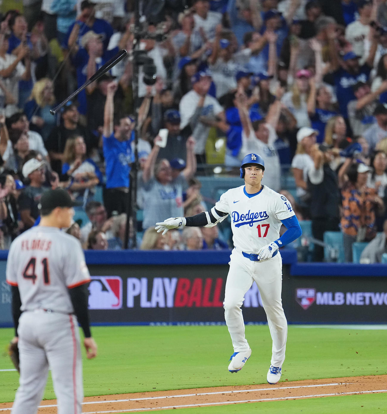 ドジャース対ジャイアンツ　5回裏ドジャース2死一、二塁、左越えに52号3点本塁打を放ち、バットを投げる大谷（撮影・菅敏）