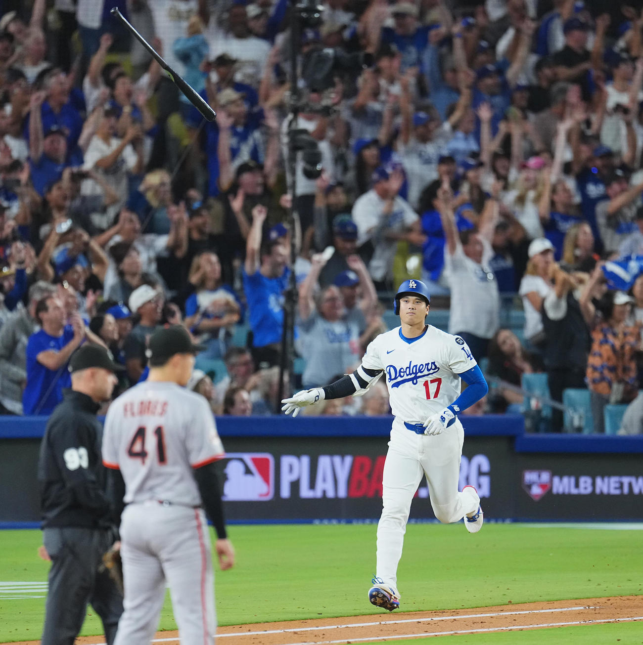 ドジャース対ジャイアンツ　5回裏ドジャース2死一、二塁、左越えに52号3点本塁打を放ち、バットを投げる大谷（撮影・菅敏）