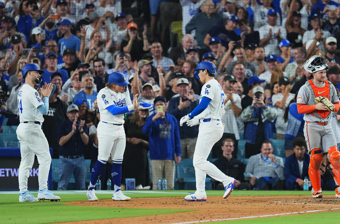 ドジャース対ジャイアンツ　5回裏ドジャース2死一、二塁、左越えに52号3点本塁打を放ち、パペス（左）とK・ヘルナンデス（中央）に迎えられる大谷（撮影・菅敏）