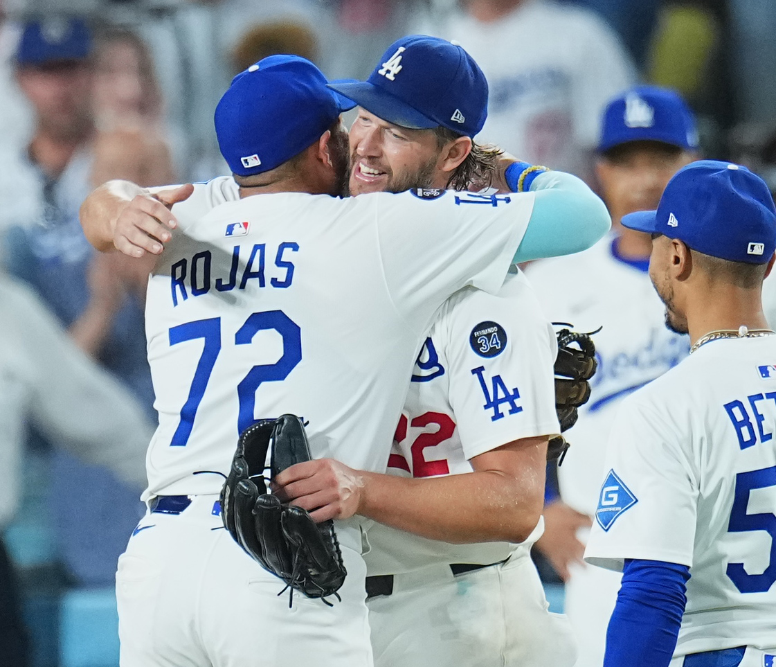 ドジャース対ジャイアンツ　5回途中で降板するドジャース・カーショーは、ロハス（左）とハグする（撮影・菅敏）