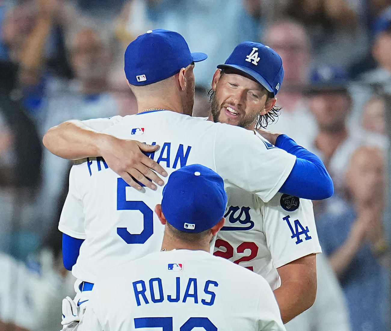ドジャース対ジャイアンツ　5回途中で降板するドジャース・カーショーは、フリーマン（左）とハグする（撮影・菅敏）
