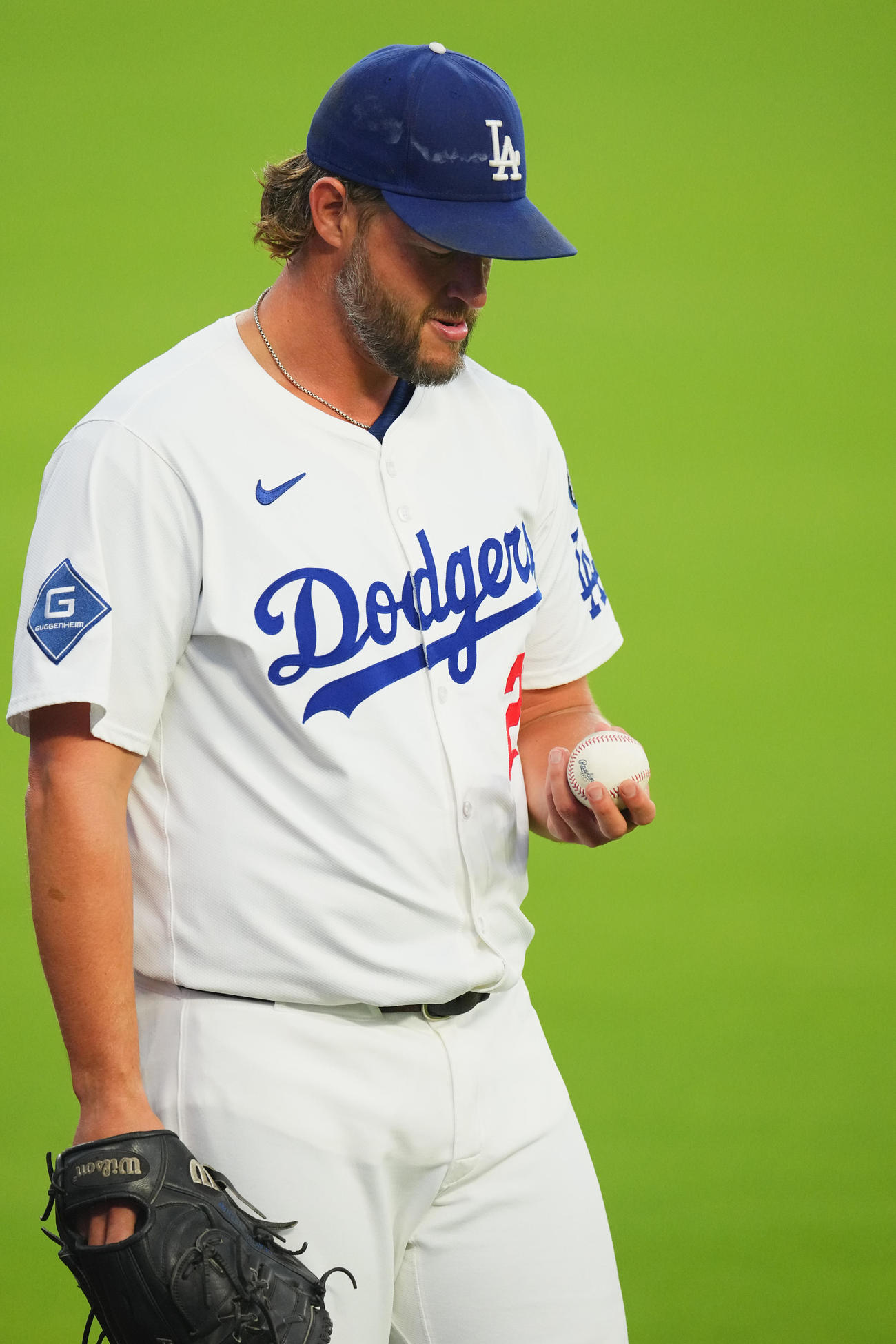 ドジャース対ジャイアンツ　試合前、アップをするドジャース・カーショーは、ボールを見つめる（撮影・菅敏）