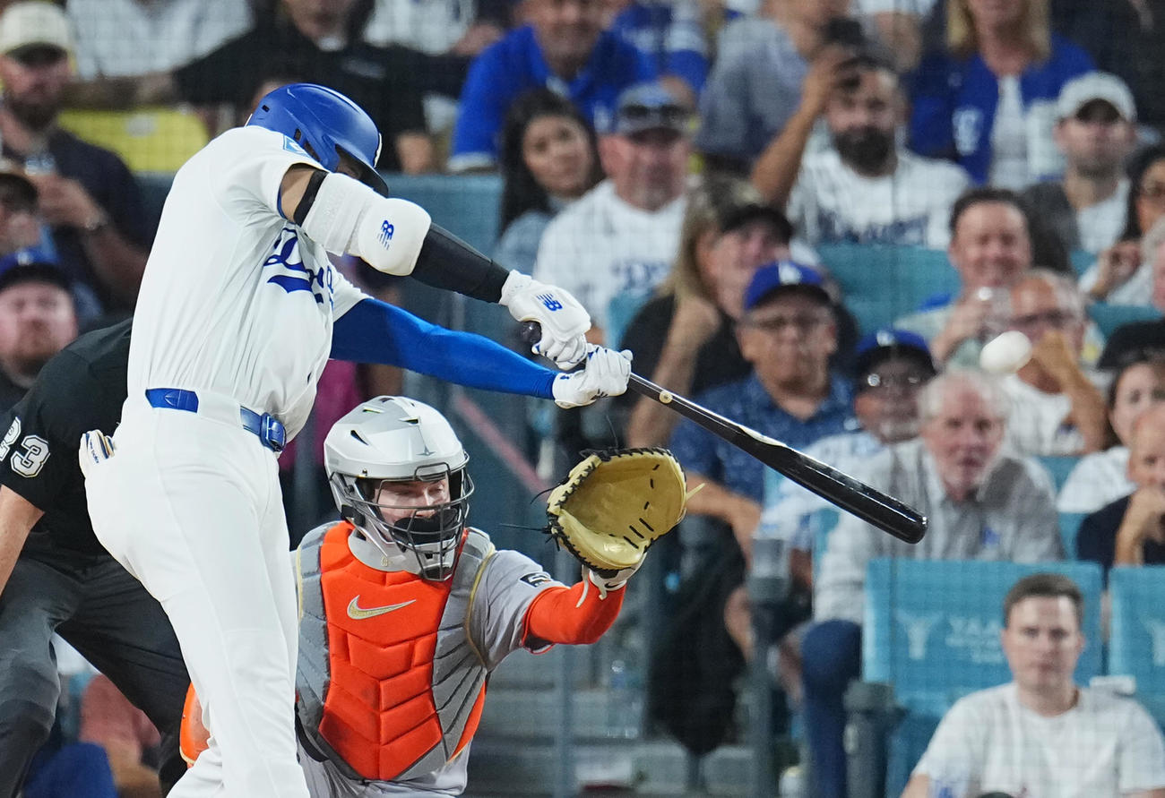 ドジャース対ジャイアンツ　5回裏ドジャース2死一、二塁、左越えに52号3点本塁打を放つ大谷（撮影・菅敏）