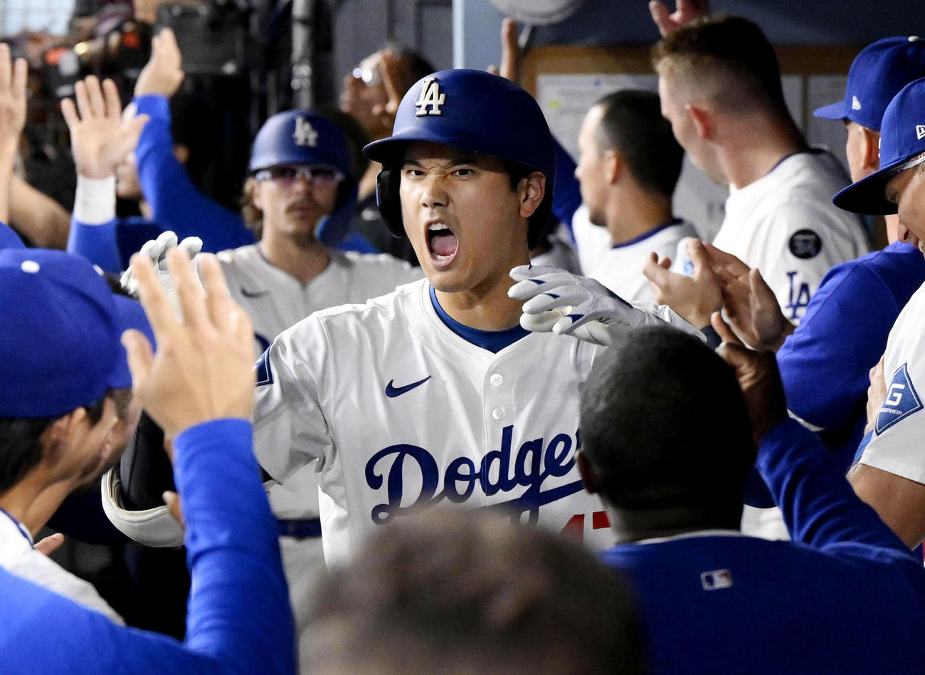 ジャイアンツ戦の5回、52号3ランを放ちベンチで迎えられるドジャース・大谷（共同）