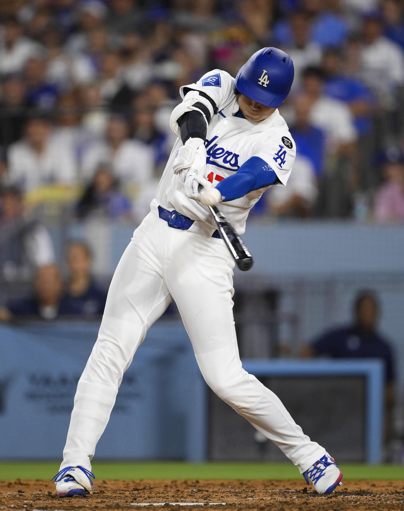 52号3ランを放つドジャース・大谷（共同）