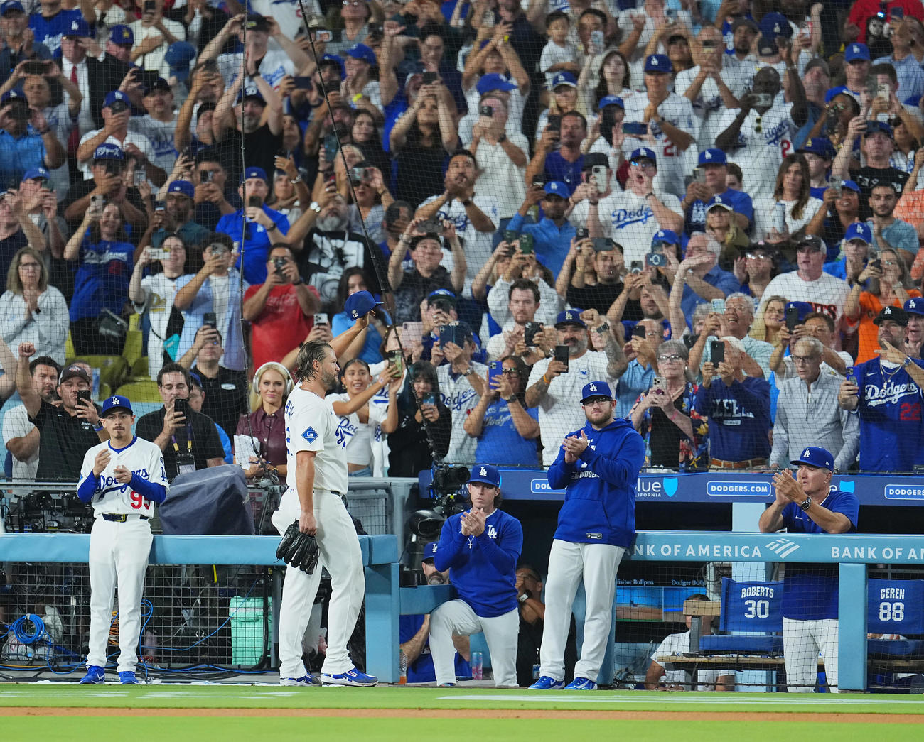 ドジャース対ジャイアンツ　5回途中、降板しファンのカーテンコールに応えるドジャース・カーショー（左から2人目）（撮影・菅敏）