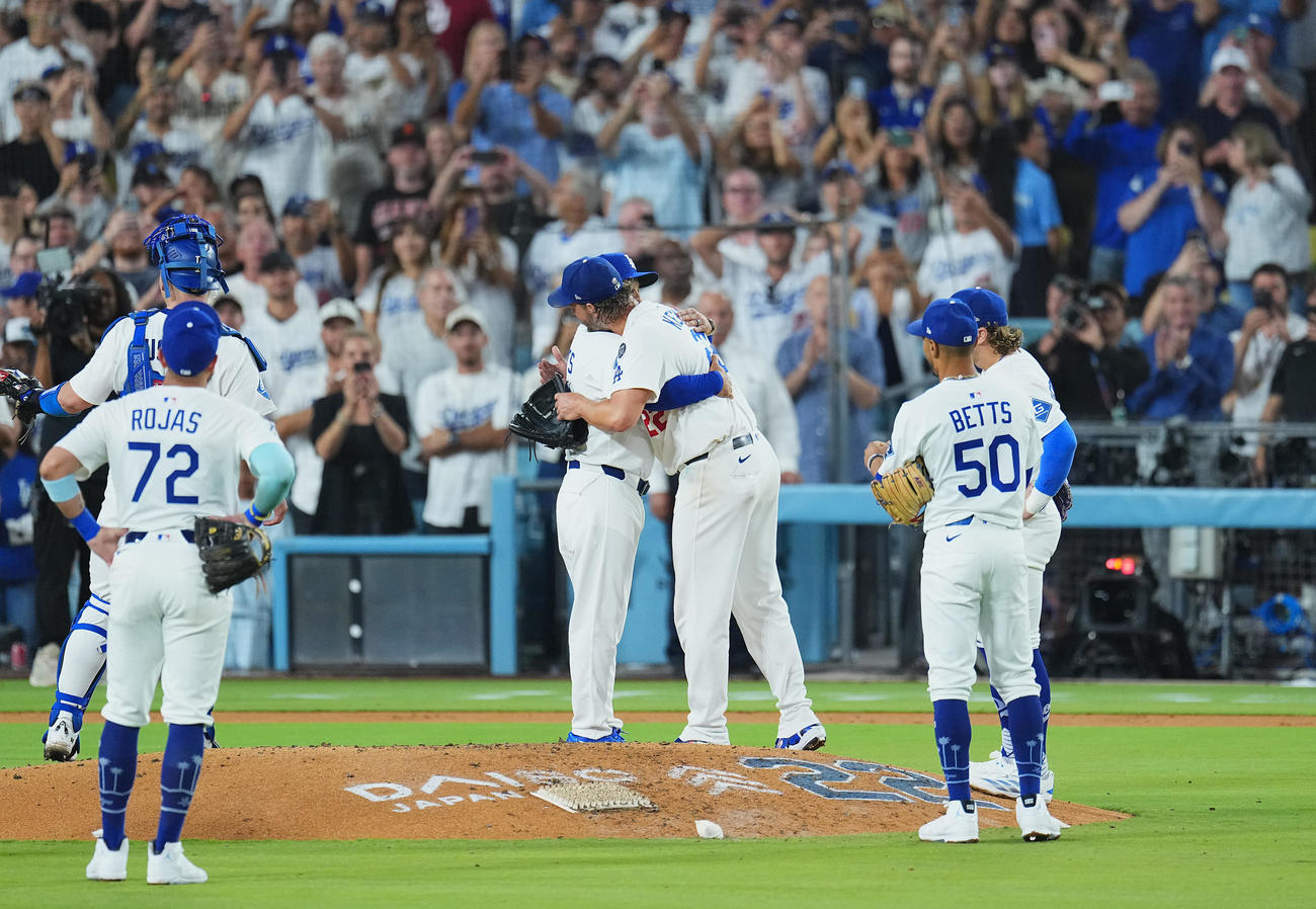 ドジャース対ジャイアンツ　5回途中、降板するドジャースのクレントン・カーショーは、ロバーツ監督（左）とマウンドでハグする（撮影・菅敏）