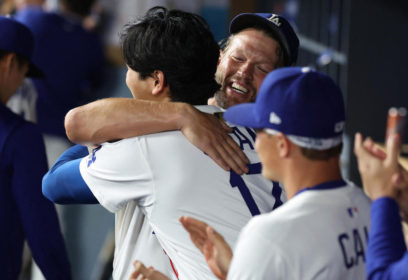 ドジャース対ジャイアンツ　降板したドジャース・カーショーはベンチで大谷と抱き合う（Kiyoshi Mio-Imagn Images＝ロイター）