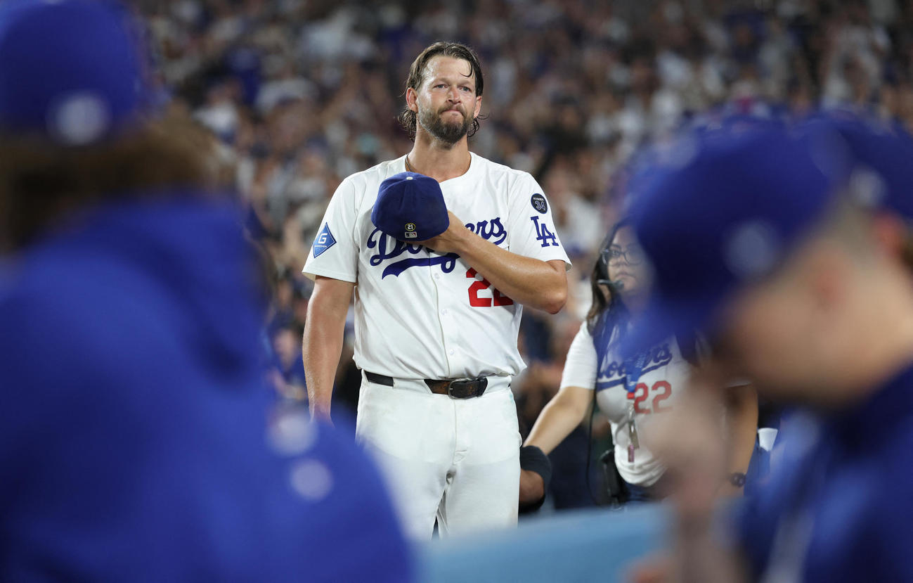 ドジャース対ジャイアンツ　降板したドジャース・カーショーは観客に感謝を示す（Kiyoshi Mio-Imagn Images＝ロイター）
