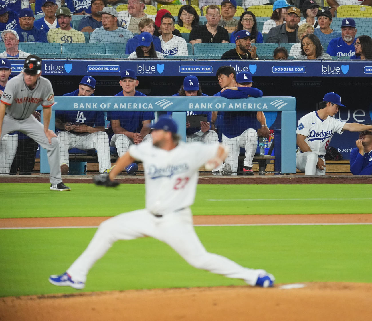 ドジャース対ジャイアンツ　力投するカーショー（手前）をベンチから見守るドジャース山本（右から2人目）（撮影・菅敏）