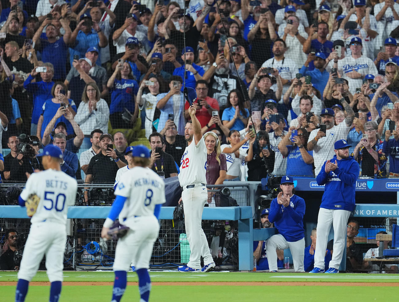 ドジャース対ジャイアンツ　5回途中、降板しファンのカーテンコールに応えるドジャース・カーショー（中央）（撮影・菅敏）