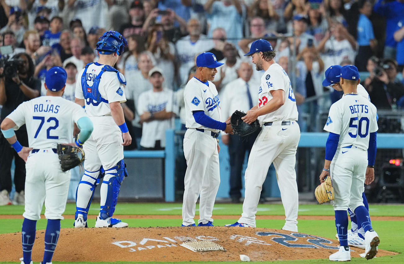 ドジャース対ジャイアンツ　5回途中、降板するドジャース・カーショーは、ロバーツ監督（中央）とマウンドで握手をする（撮影・菅敏）